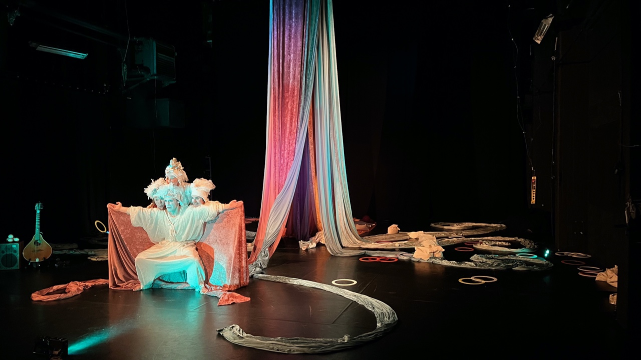 Scenbild med cirkusartist och stränginstrument